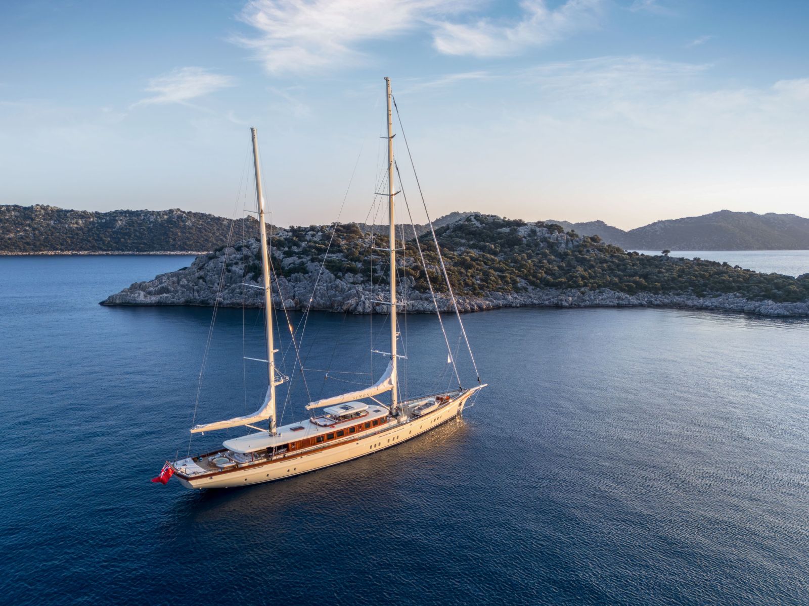 Парусная яхта Simena верфи Ares Yachts в море на рейде